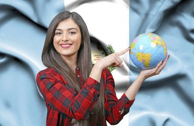 Guatemala bayrağı karşı dünya küre tutan genç kadın turist