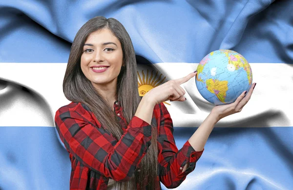 Junge Touristin Hält Erdkugel Gegen Flagge Argentiniens — Stockfoto