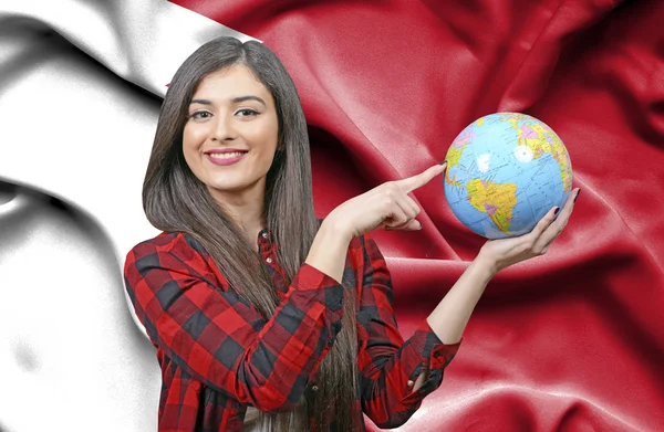 Joven Turista Sosteniendo Globo Terrestre Contra Bandera Bahréin — Foto de Stock