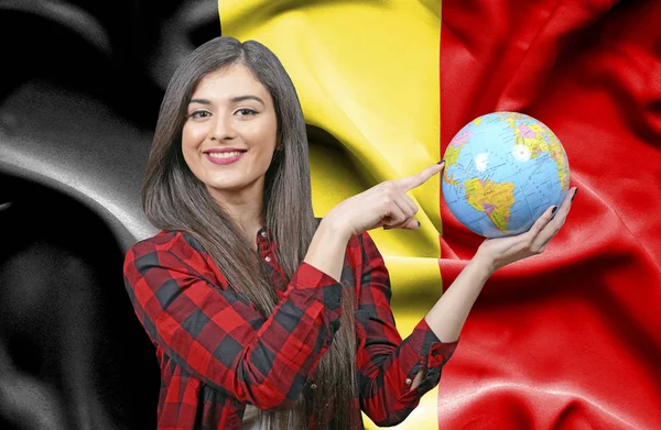 ベルギーの旗に対して地球を保持若い女性観光客 — ストック写真