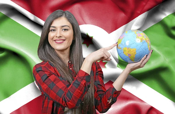 ブルンジの国旗に対して地球を保持若い女性観光客 — ストック写真