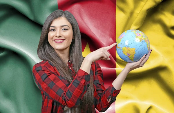 Kamerun Bayrağı Karşı Dünya Küre Tutan Genç Kadın Turist — Stok fotoğraf