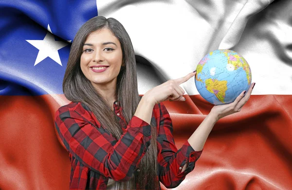 チリの国旗に対して地球を保持若い女性観光客 — ストック写真