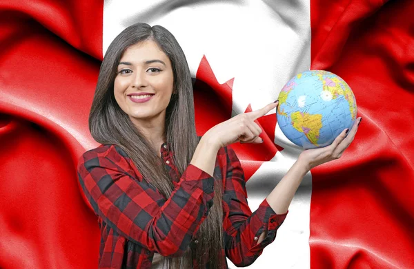 カナダの国旗に対して地球を保持若い女性観光客 — ストック写真