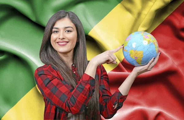 コンゴ共和国の国旗に対して地球を保持若い女性観光客 — ストック写真