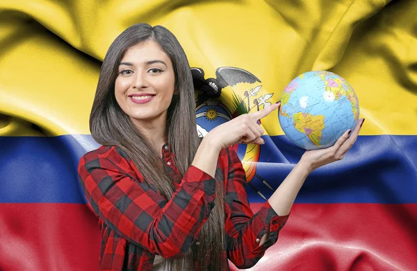 Joven Turista Sosteniendo Globo Terrestre Contra Bandera Ecuador — Foto de Stock