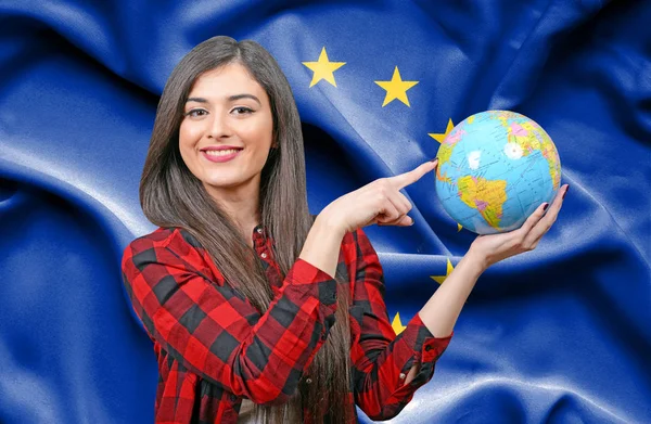 Junge Touristin Hält Erdkugel Gegen Flagge Der Europäischen Union — Stockfoto