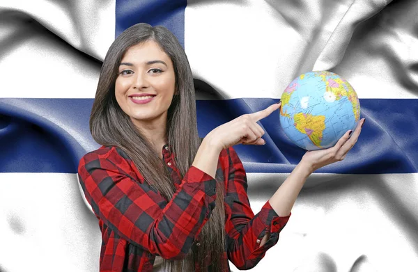 Junge Touristin Hält Erdkugel Gegen Finnische Flagge — Stockfoto