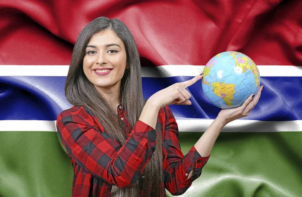 Jonge Vrouwelijke Toeristische Bedrijf Earth Globe Tegen Vlag Van Gambia — Stockfoto