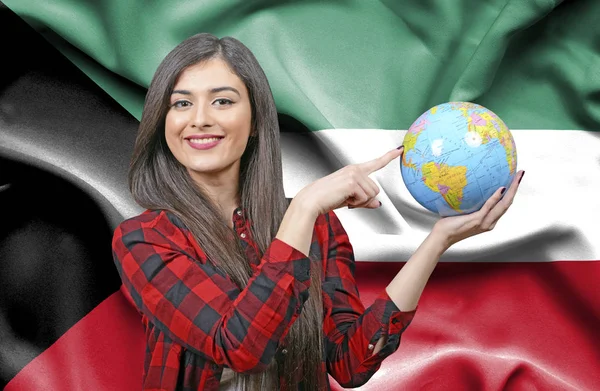 Mladá Žena Turistické Drží Zemi Světa Proti Kuvajtská Vlajka — Stock fotografie