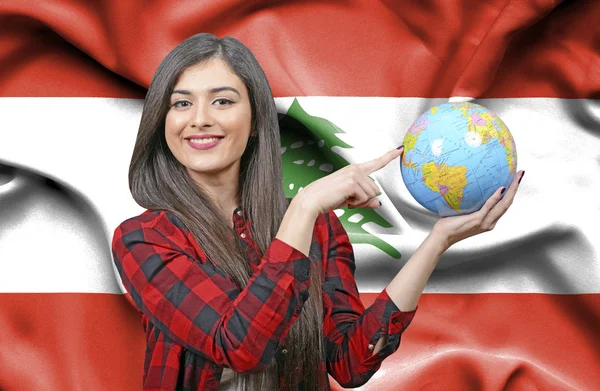 Fiatal Női Turisztikai Holding Földgömb Ellen Libanon Zászlaja — Stock Fotó