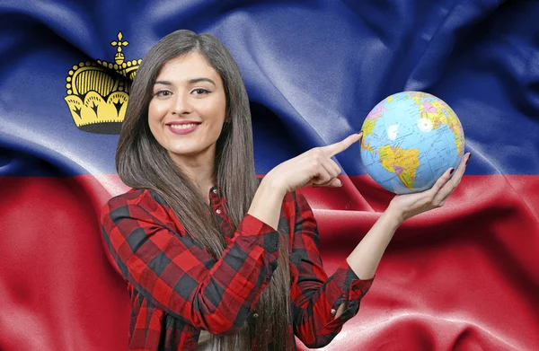 Mladá Žena Turistické Drží Zemi Světa Proti Lichtenštejnská Vlajka — Stock fotografie