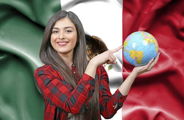 メキシコの国旗に対して地球を保持若い女性観光客 — ストック写真