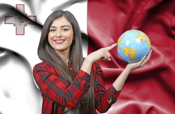 Młodych Kobiet Turystycznych Gospodarstwa Ziemskiej Przeciwko Flaga Malty — Zdjęcie stockowe