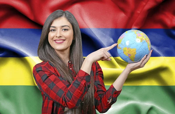 Mladá Žena Turistické Drží Zemi Světa Proti Vlajka Mauricia — Stock fotografie