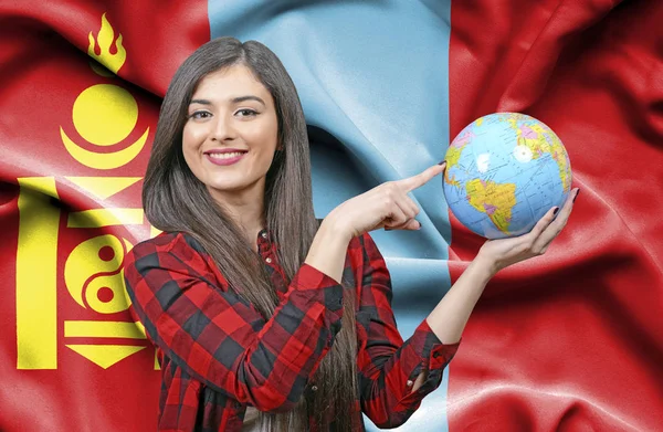 Moğolistan Bayrağı Karşı Dünya Küre Tutan Genç Kadın Turist — Stok fotoğraf