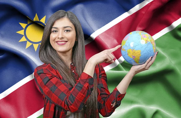 Jonge Vrouwelijke Toeristische Earth Globe Houden Tegen Vlag Van Namibië — Stockfoto