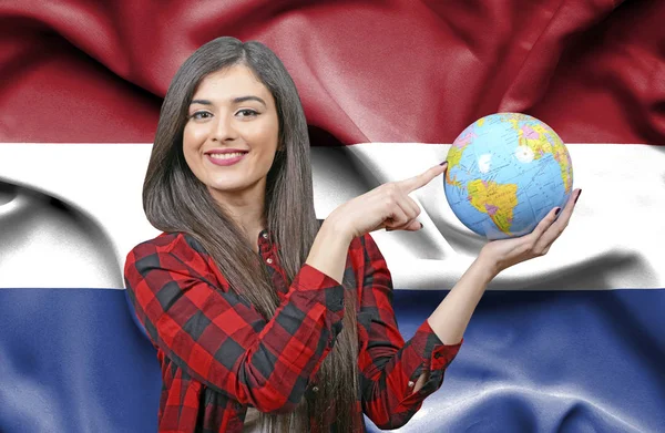 Jonge Vrouwelijke Toeristische Earth Globe Houden Tegen Vlag Van Nederland — Stockfoto