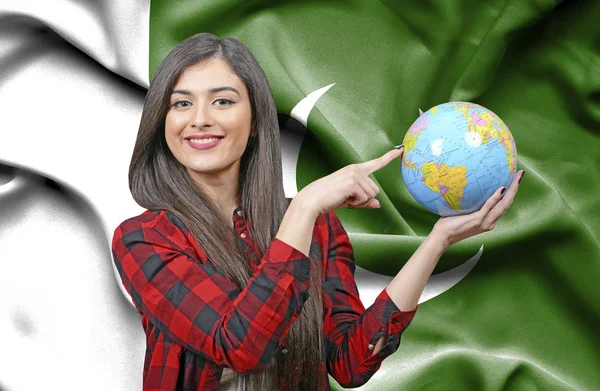 Fiatal Női Turisztikai Holding Földgömb Ellen Pakisztán Zászlaja — Stock Fotó