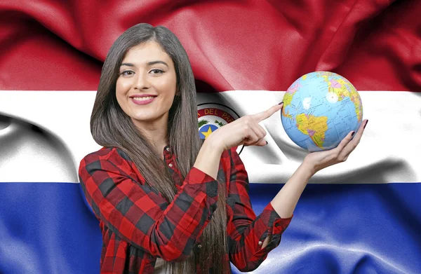 Junge Touristin Hält Erdkugel Gegen Flagge Paraguays — Stockfoto