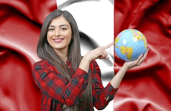ペルーの国旗に対して地球を保持若い女性観光客 — ストック写真