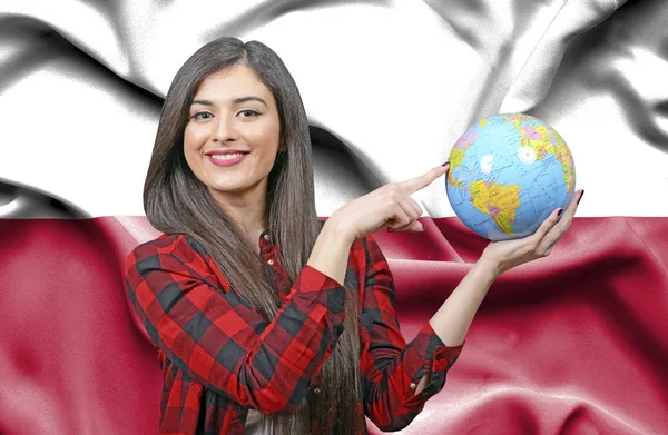 ポーランドの旗に対して地球を保持若い女性観光客 — ストック写真
