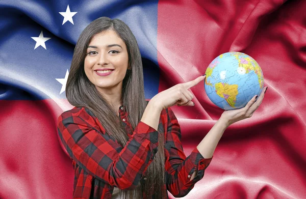 Joven Turista Sosteniendo Globo Terrestre Contra Bandera Samoa — Foto de Stock