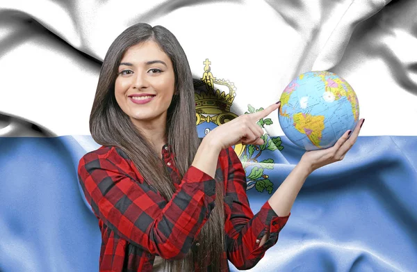 Fiatal Női Turisztikai Holding Földgömb Ellen San Marino Zászlaja — Stock Fotó