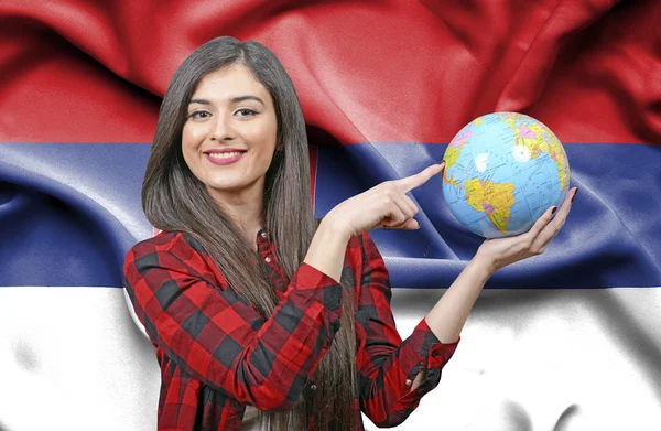Junge Touristin Hält Erdkugel Gegen Flagge Serbiens — Stockfoto