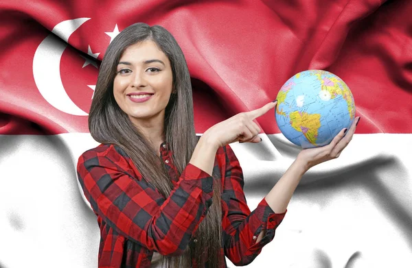 Young Female Tourist Holding Earth Globe Flag Sinapoore — Stock Photo, Image