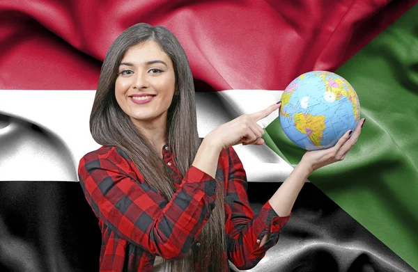 Mladé Samice Turistické Drží Zemi Světa Proti Vlajka Súdánu — Stock fotografie