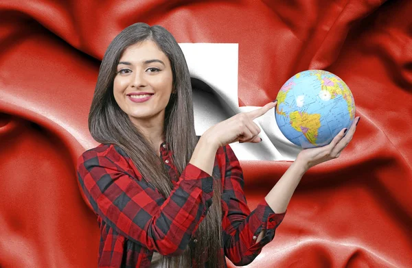 Junge Touristin Hält Erdkugel Gegen Flagge Der Schweiz — Stockfoto