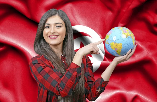 Ung Kvinnlig Turist Håller Jorden Världen Mot Flaggan Tunisien — Stockfoto
