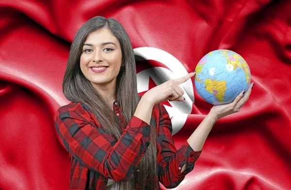 Jeune Touriste Tenant Globe Terre Contre Drapeau Tunisien — Photo