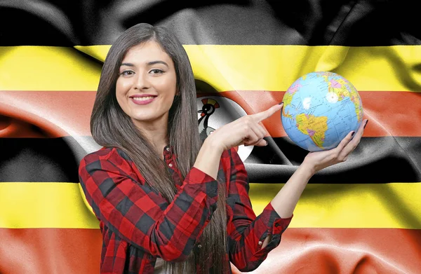 Uganda Bayrağı Karşı Dünya Küre Tutan Genç Kadın Turist — Stok fotoğraf
