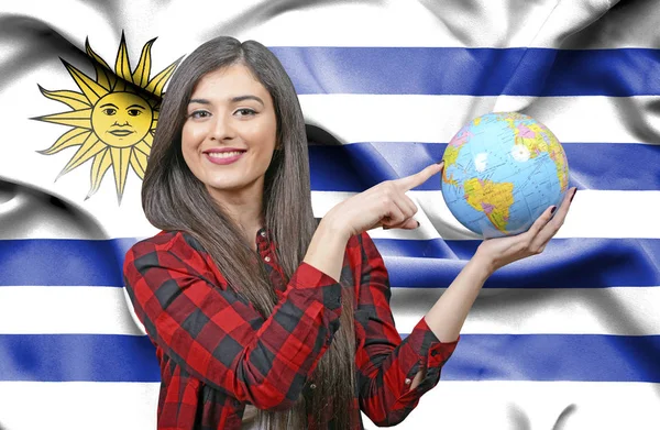 Junge Touristin Hält Erdkugel Gegen Flagge Von Uruguay — Stockfoto