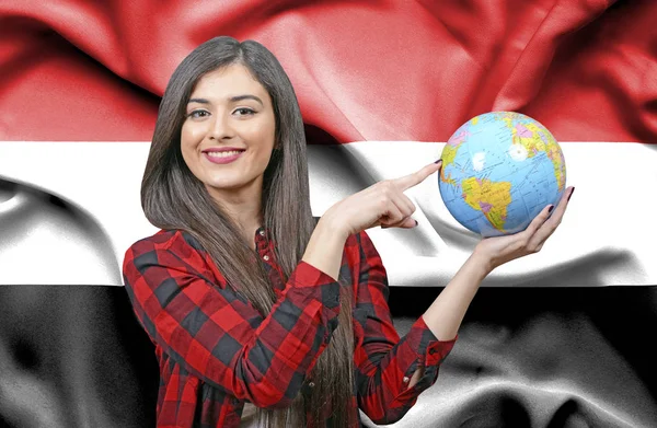 Fiatal Női Turisztikai Holding Földgömb Ellen Jemen Zászlaja — Stock Fotó