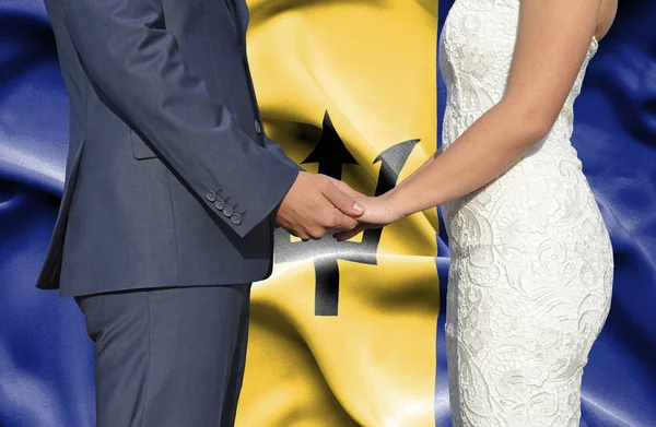 Σύζυγος Και Σύζυγος Κρατώντας Χέρια Εννοιολογική Φωτογραφία Γάμου Στην Μπαρμπάντος — Φωτογραφία Αρχείου