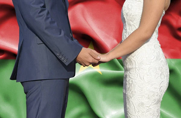 Σύζυγος Και Σύζυγος Κρατώντας Χέρια Εννοιολογική Φωτογραφία Γάμου Στην Μπουρκίνα — Φωτογραφία Αρχείου