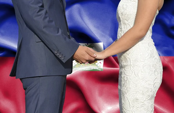 Σύζυγος Και Σύζυγος Κρατώντας Χέρια Εννοιολογική Φωτογραφία Γάμου Στην Αϊτή — Φωτογραφία Αρχείου