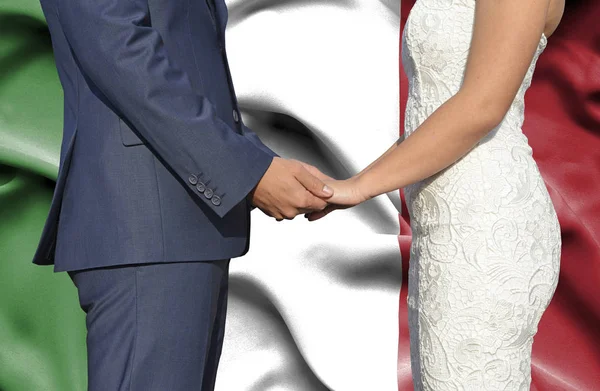 Чоловік Дружина Тримаючись Руки Концептуальні Фотографують Шлюбу Італії — стокове фото