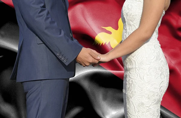 Σύζυγος Και Σύζυγος Κρατώντας Χέρια Εννοιολογική Φωτογραφία Γάμου Στην Παπούα — Φωτογραφία Αρχείου