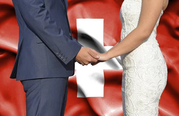 Σύζυγος Και Σύζυγος Κρατώντας Χέρια Εννοιολογική Φωτογραφία Γάμου Στην Ελβετική — Φωτογραφία Αρχείου