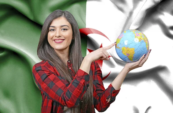 Młodych Kobiet Turystycznych Gospodarstwa Ziemskiej Przeciwko Flaga Algierii — Zdjęcie stockowe