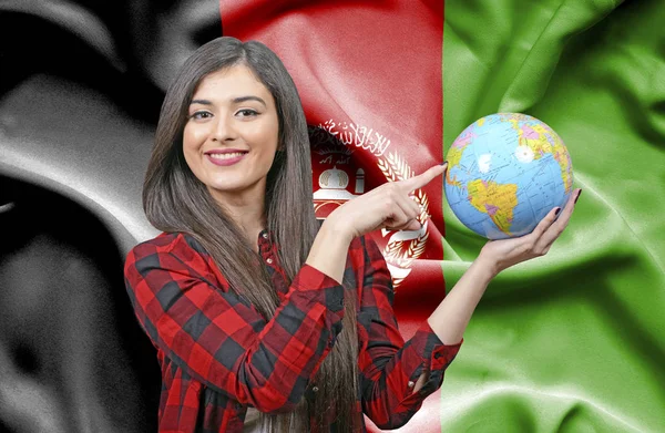 アフガニスタンの旗に対して地球を保持若い女性観光客 — ストック写真