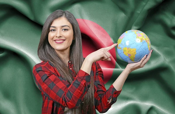 バングラデシュの旗に対して地球を保持若い女性観光客 — ストック写真