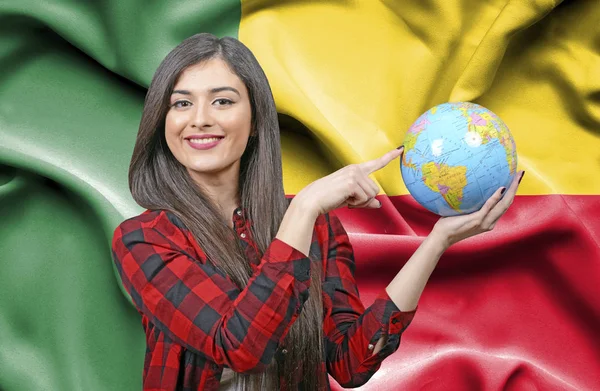 ベナンの国旗に対して地球を保持若い女性観光客 — ストック写真