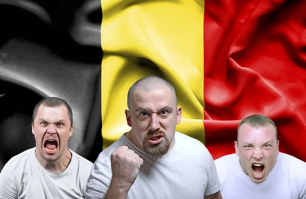 Käsitteellinen kuva vihaisista miehistä Belgiasta — kuvapankkivalokuva