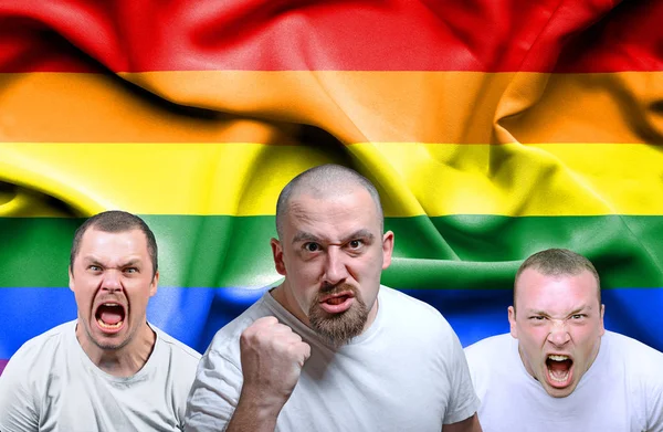 Conceptueel beeld van boze mannen tegen LGBT vlag — Stockfoto