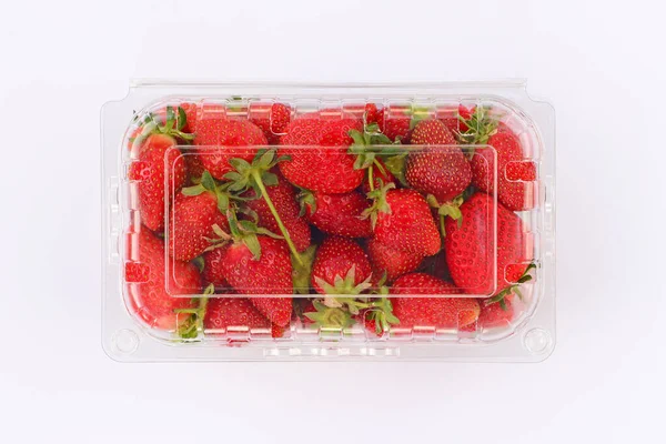 Frische Erdbeeren Plastikbox — Stockfoto